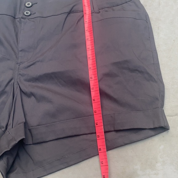Torrid Shorts 26 Grey Cuffed Hem Studio Stretch Plus - Picture 7 of 8